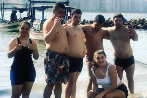 Passeio externo em piscina promovendo interação social