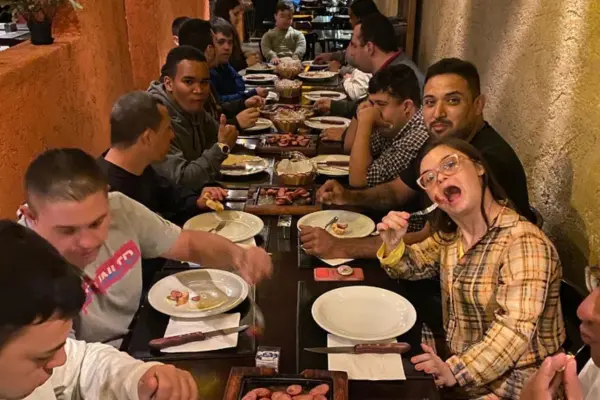 Socialização durante refeição em grupo na clínica