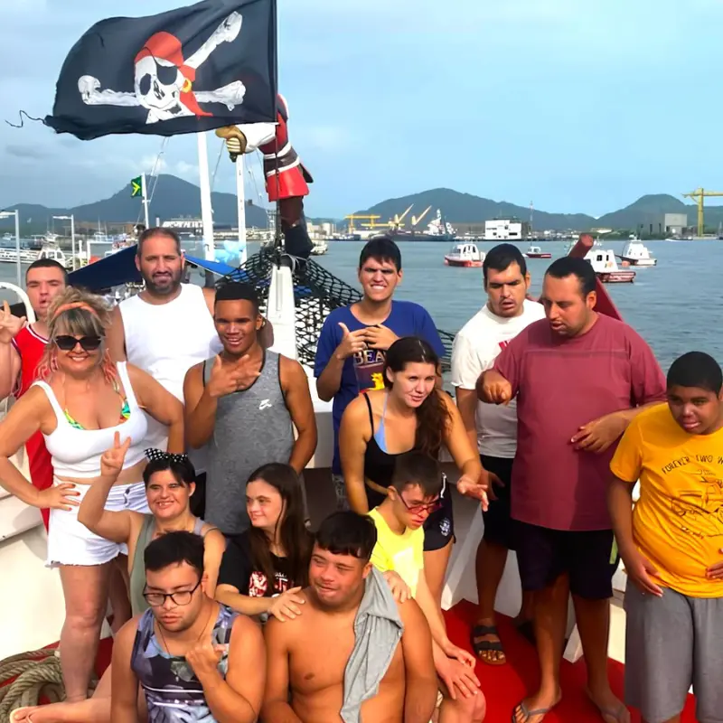 Grupo de alunos em vivência externa em passeio de barco promovendo autonomia